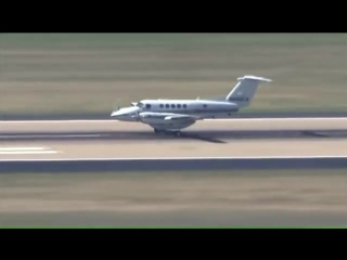 best пилот удачно посадил самолет у которого не выпустилось переднее шассиplane landing at oklahoma city airport after best