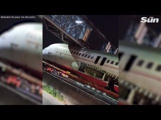 best самолет air india застрял под пешеходным мостом на шоссе недалеко от аэропорта дели best