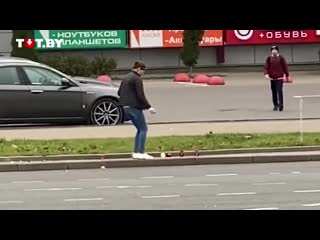 best женщина сбивает ногами лампадки установленные в память о романе best
