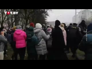 best он без сознания девушки попытались отбить у силовиков парня когда его все же схватили он упал на землю best
