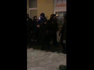 best вчера собрались на площади перемен чтобы почтить память романа бондаренко но туда приехали каратели один человек best