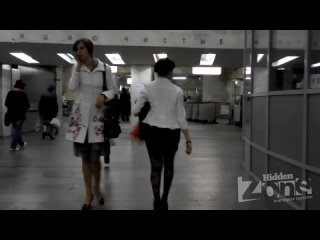 best классная съёмка скрытой камерой в метро снимают под юбками женщин best