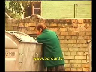 best скрытая камера бомж в мусорном баке поспать не дают best
