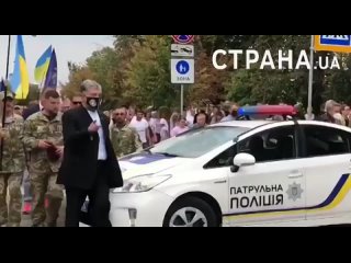 best порошенко облили зеленкой в этот момент он шел к зданию кабмина в киеве best