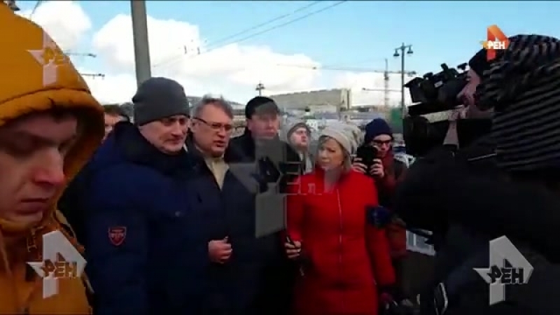 best лидер партии парнас михаил касьянов в окружении охранников почтил память бориса немцова best
