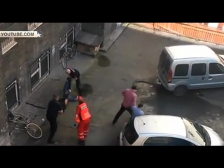 best полицейские в польше избили выпавшего из окна мужчину велосипедом и шваброй best