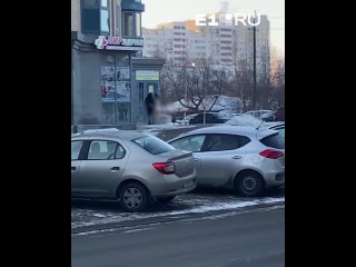 best сходила за хлебом в екатеринбурге голая девушка бегала вдоль дома и пыталась попасть в подъезд best
