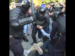best полицейские избивают лежащих на земле людей протесты в москве best