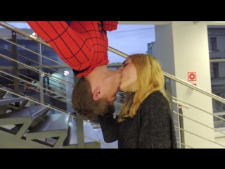 best пранк сексуальный поцелуй человека паука prank sexy kiss of a spider man best
