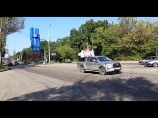 best в днр несмотря на непрекращающиеся обстрелы автолюбители провели автопробег в честь дня государственного флага best
