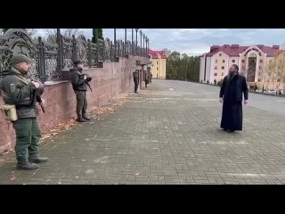best сирот выгоняют из украинского монастыря чтобы заселить туда солдат всу рано утром отряд спецназовцев с автоматами best