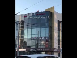 best на крыше здания замечена голая женщина best