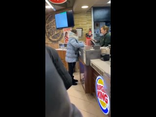 best в burger king пьяная шальная императрица устроила замес с сотрудницей фаст фуда сначала она пыталась узнать её фио best