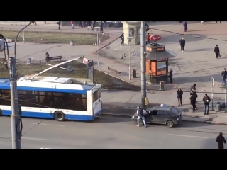 best идиот прицепил машину к троллейбусу и тут началось best