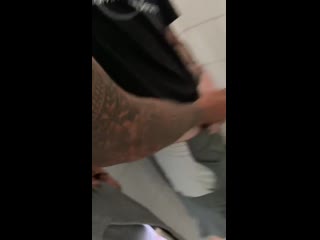 best desconocido entra al baño y me agarra el ganso y se lo pone en la boca de una se termina tragando to best