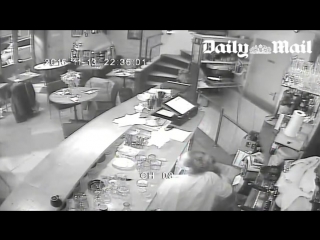 best daily mail обнародовала видео расстрела террористами посетителей ресторана в париже best
