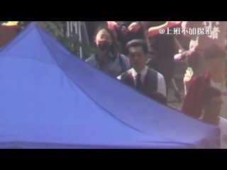 best zhuyilong baiyu 1921 чжу илун бай ю появились на съемочной площадке в белых рубашках и жилетах best