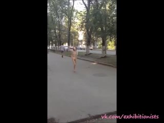 best голая девушка шла по улице города разговор с ней веселая эксгибиционистка best