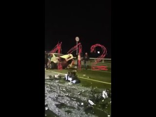 best люди пытаются помочь пострадавшим в аварии с автомобилем в котором ехала собчак best