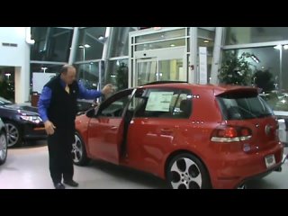 best эксцентричный менеджер чикагского автосалона volkswagen демонстрирует прочность хэтчбека golf gti best