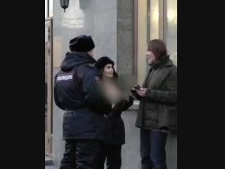best в сети появилось видео как модель в полицейской форме с голой грудью приставала к прохожим в центре москвы best