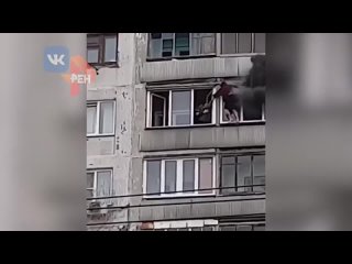 best соседи через балкон спасли молодые с дымящейся спиной из пожара best