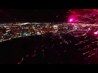 best квадрокоптер снимает фейерверк в воздухе и залетает в него best