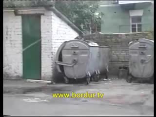 best скрытая камера бомж в мусорном баке поспать не дают best