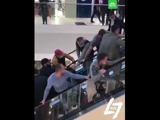 best люди на эскалаторе спасли ребенка которому зацепило рукав best