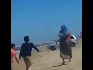 best обычная дагестанская бабуля показывает внучкам пару приёмчиков на берегах каспия best