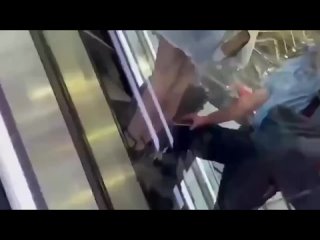 best охранник в аэропорту шереметьево на эскалаторе пытался незаметно снять под юбкой у пассажирки best