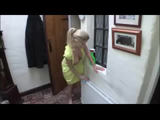 best домработница с натуральными сиськами оголяет свои прелести во время уборки mp4 best