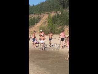 best мигрант попросил снять трусы русскую женщину на пляже но подошел муж женщины и началась потасоа best